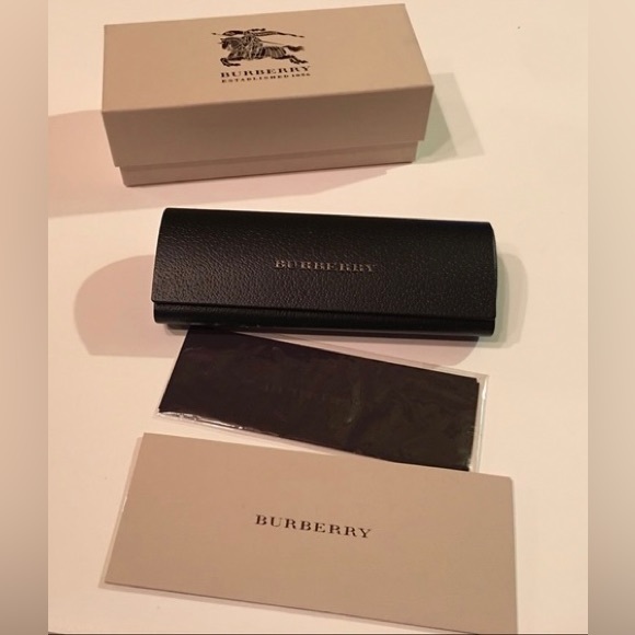Burberry 4208-Q Sunglasses Black 30018G New - Picture 5 of 5